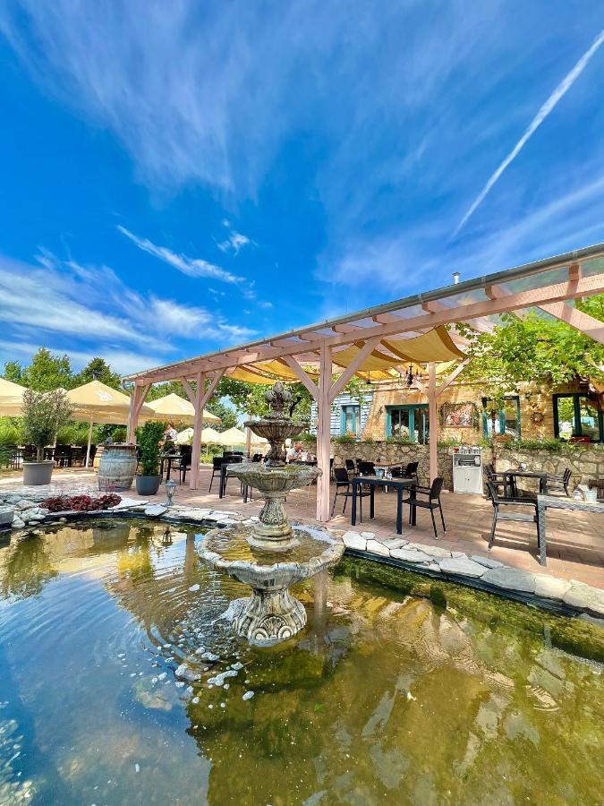 Hilltop Borbirtok & Etterem Hotel Neszmely Luaran gambar