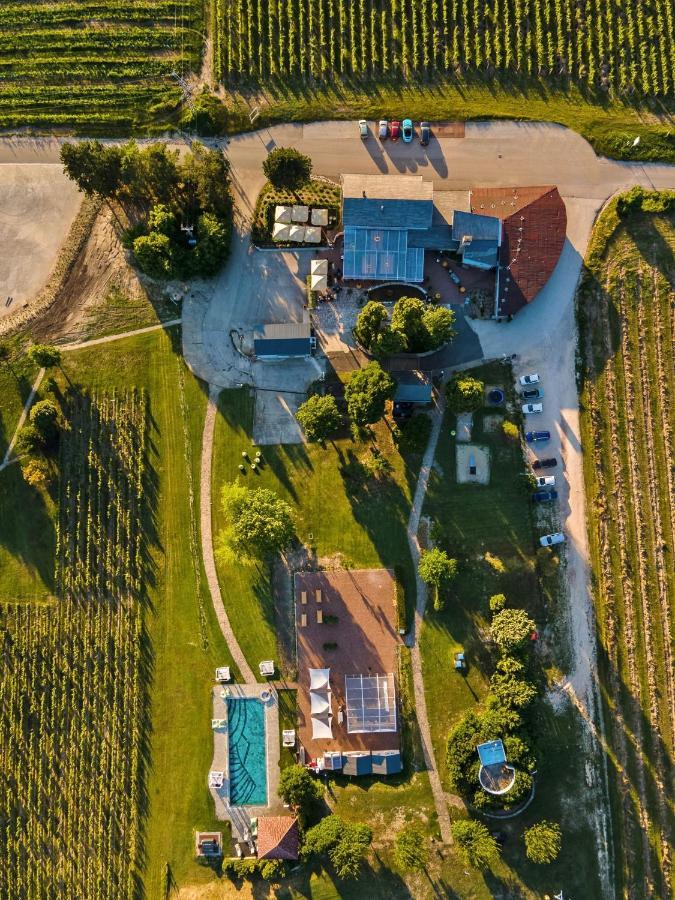 Hilltop Borbirtok & Etterem Hotel Neszmely Luaran gambar