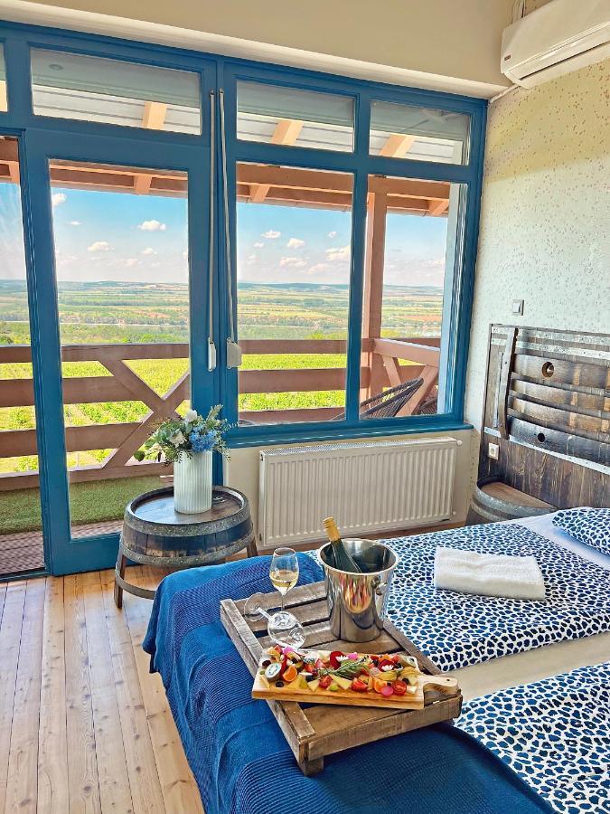 Hilltop Borbirtok & Etterem Hotel Neszmely Luaran gambar