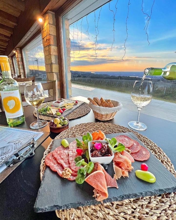 Hilltop Borbirtok & Etterem Hotel Neszmely Luaran gambar